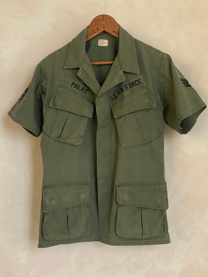 Small Short. Authentic 1969 US Army vintage Vietnam jungle jacket. Military-AJ357 Studio