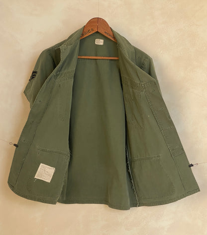 Small Short. Authentic 1969 US Army vintage Vietnam jungle jacket. Military-AJ357 Studio