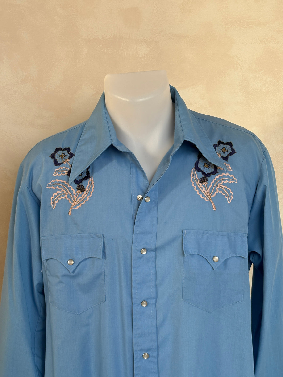 Size M. Authentic 70’s Vintage embroidered Western Shirt-AJ357 Studio