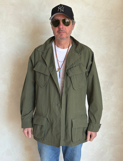 Large Long. Authentic 1968 US Army vintage Vietnam jungle jacket.