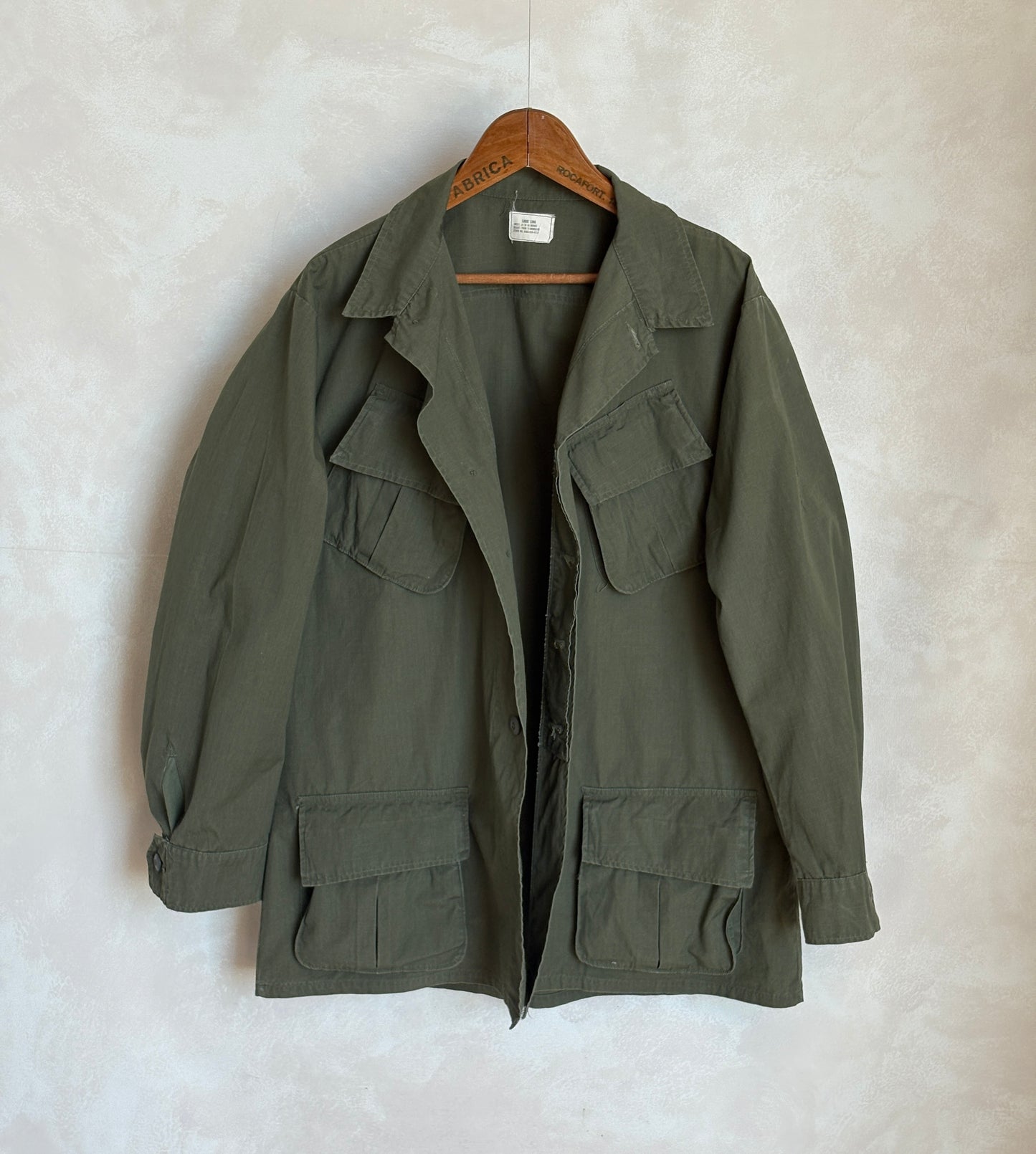 Large Long. Authentic 1968 US Army vintage Vietnam jungle jacket.