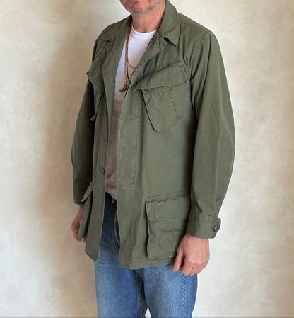 Small Long . Authentic 1969 US Army vintage Vietnam jungle jacket.