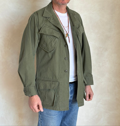 Small Long . Authentic 1969 US Army vintage Vietnam jungle jacket.