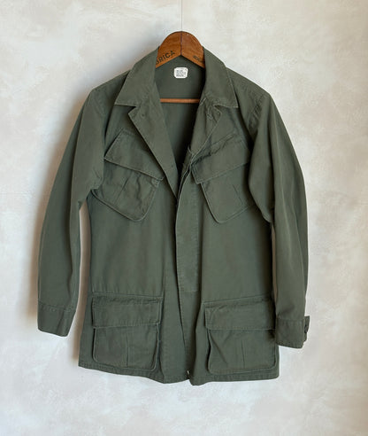 Small Long . Authentic 1969 US Army vintage Vietnam jungle jacket.