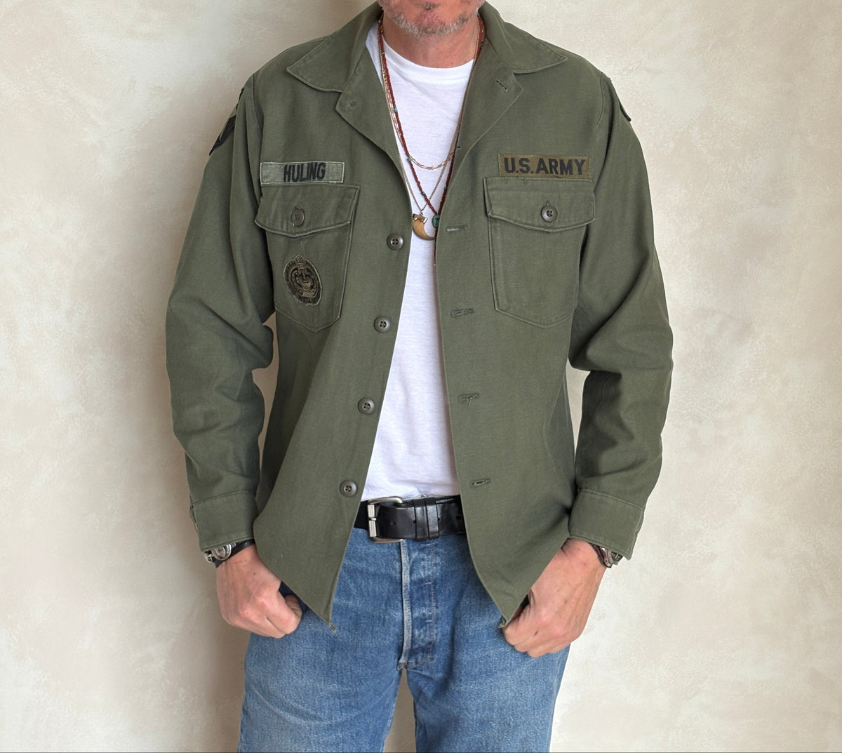 Med. Authentic 1966 Vintage U.S. Army 1st Infantry Division OG-107 Utility Shirt-AJ357 Studio