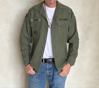 Med. Authentic 1966 Vintage U.S. Army 1st Infantry Division OG-107 Utility Shirt