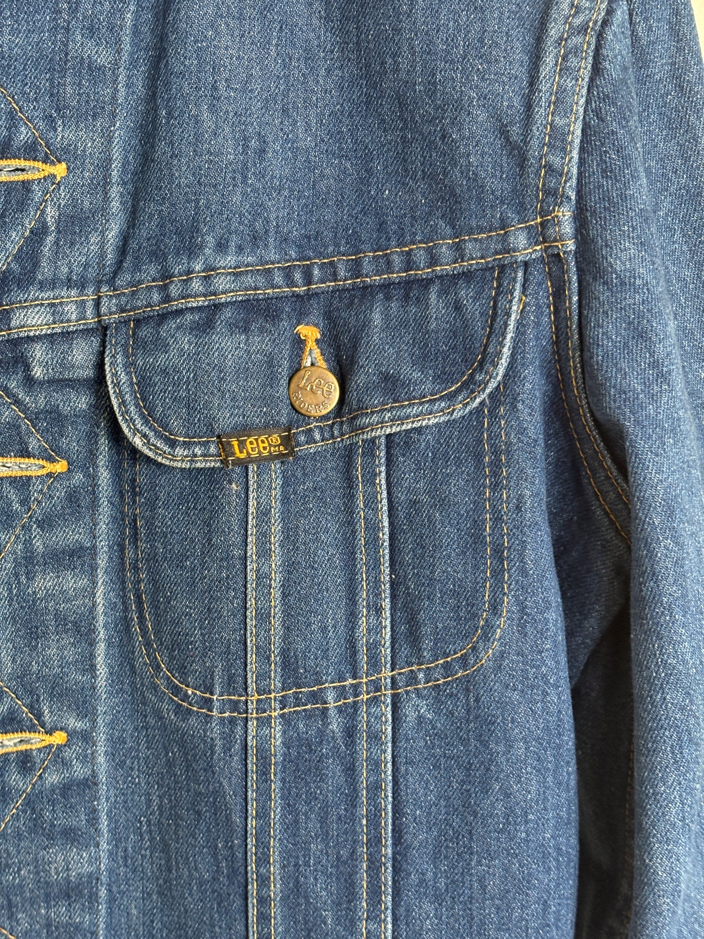 Size 40S / 50EU. Authentic 1980s Lee Denim Jacket – Made in USA – Two Chest Pockets