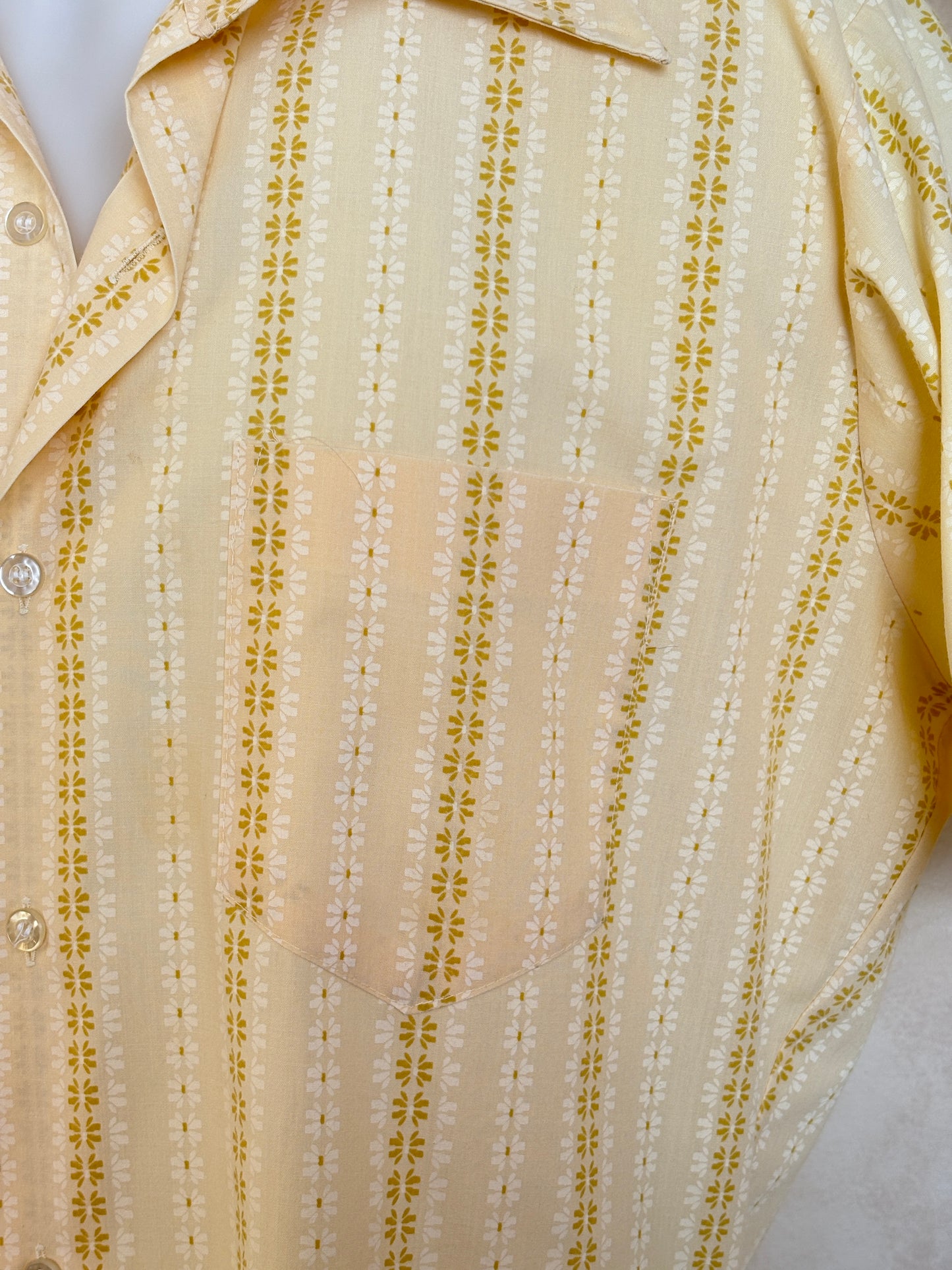 Size M. Vintage 70’s Yellow Striped Printed Shirt — Retro Casual Summer Shirt - USA Vintage Bcn