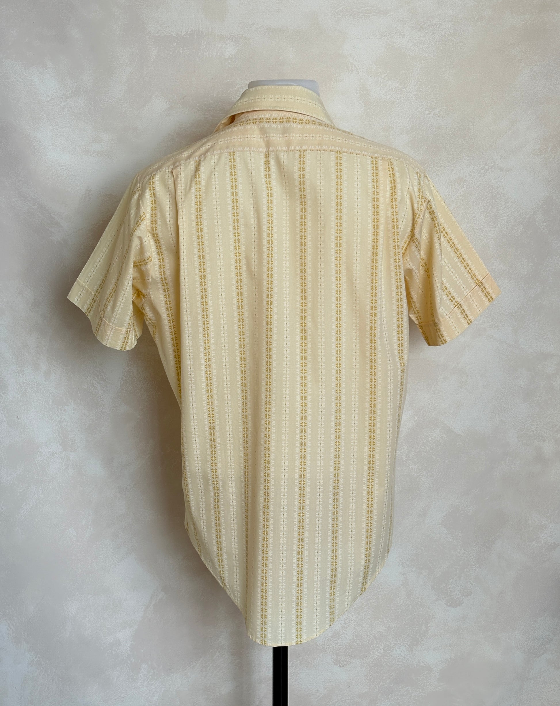 Size M. Vintage 70’s Yellow Striped Printed Shirt — Retro Casual Summer Shirt - USA Vintage Bcn