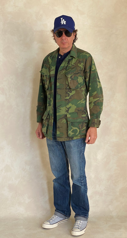 Small Reg. Authentic 1968 US Army vintage Erld camouflage Vietnam jungle jacket. Military-AJ357 Studio