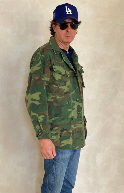 Small Reg. Authentic 1968 US Army vintage Erld camouflage Vietnam jungle jacket. Military-AJ357 Studio