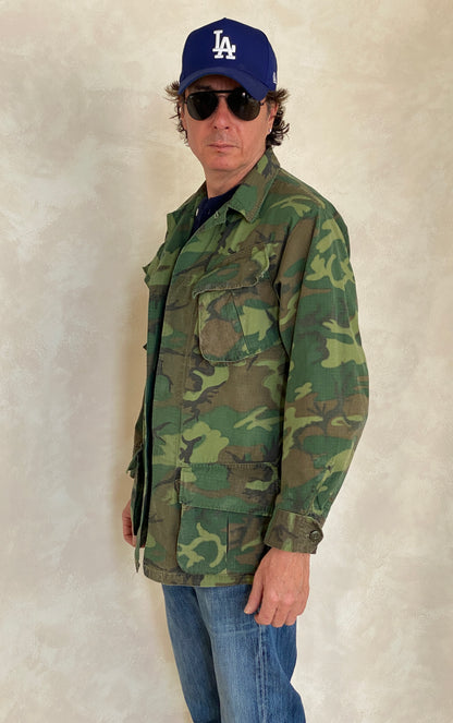 Small Reg. Authentic 1968 US Army vintage Erld camouflage Vietnam jungle jacket. Military-AJ357 Studio