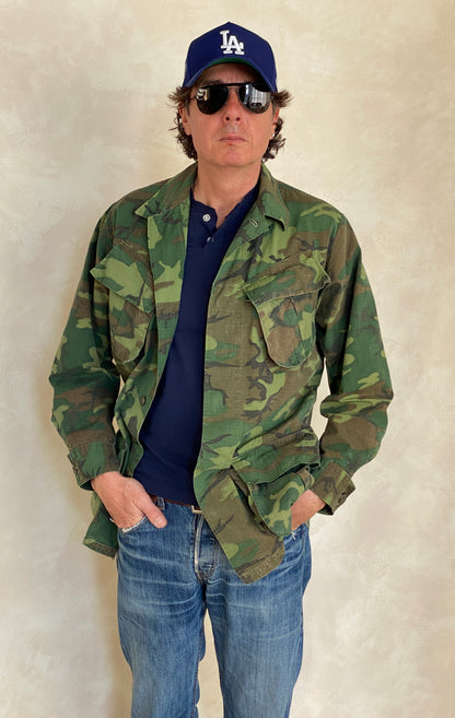 Small Reg. Authentic 1968 US Army vintage Erld camouflage Vietnam jungle jacket. Military-AJ357 Studio
