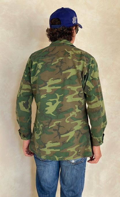 Small Reg. Authentic 1968 US Army vintage Erld camouflage Vietnam jungle jacket. Military-AJ357 Studio
