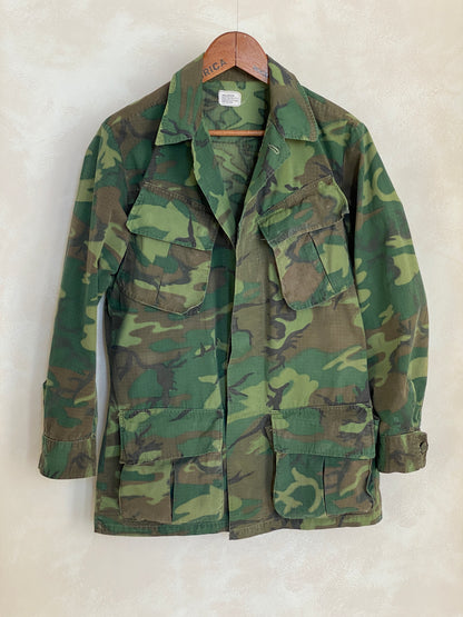 Small Reg. Authentic 1968 US Army vintage Erld camouflage Vietnam jungle jacket. Military-AJ357 Studio