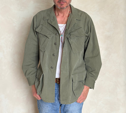 Med Reg. Authentic 1969 US Army vintage Vietnam jungle jacket. Military
