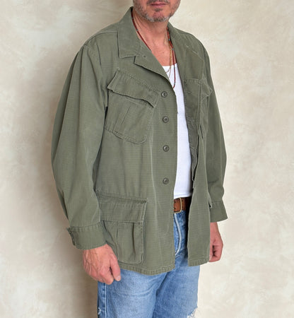 Med Reg. Authentic 1969 US Army vintage Vietnam jungle jacket. Military