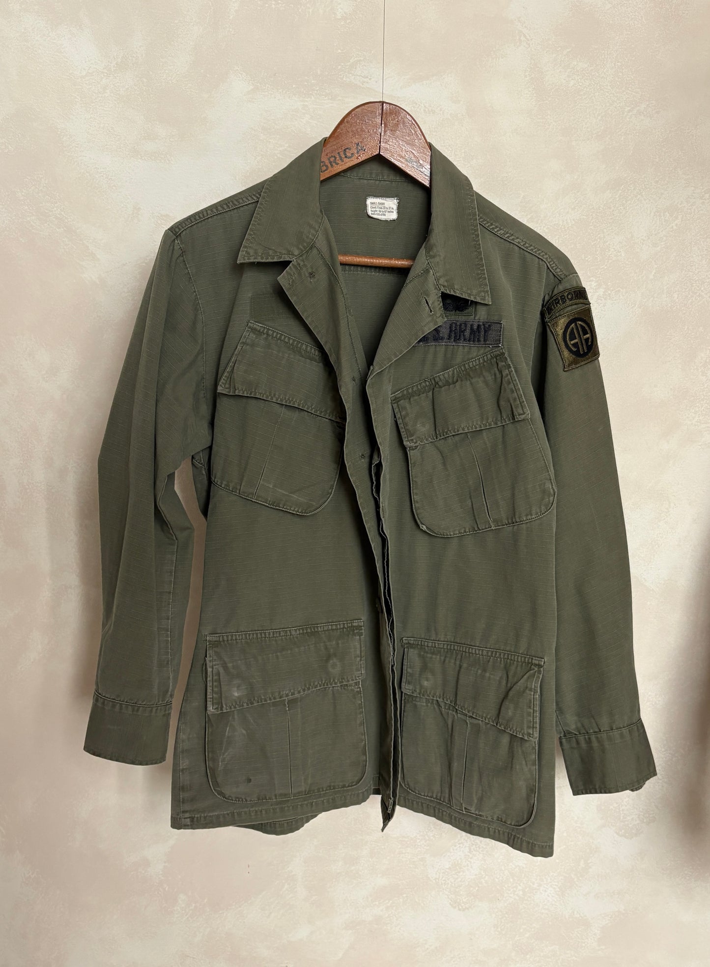 Small Short. Authentic 1970 US Army Vintage Vietnam jungle jacket.
