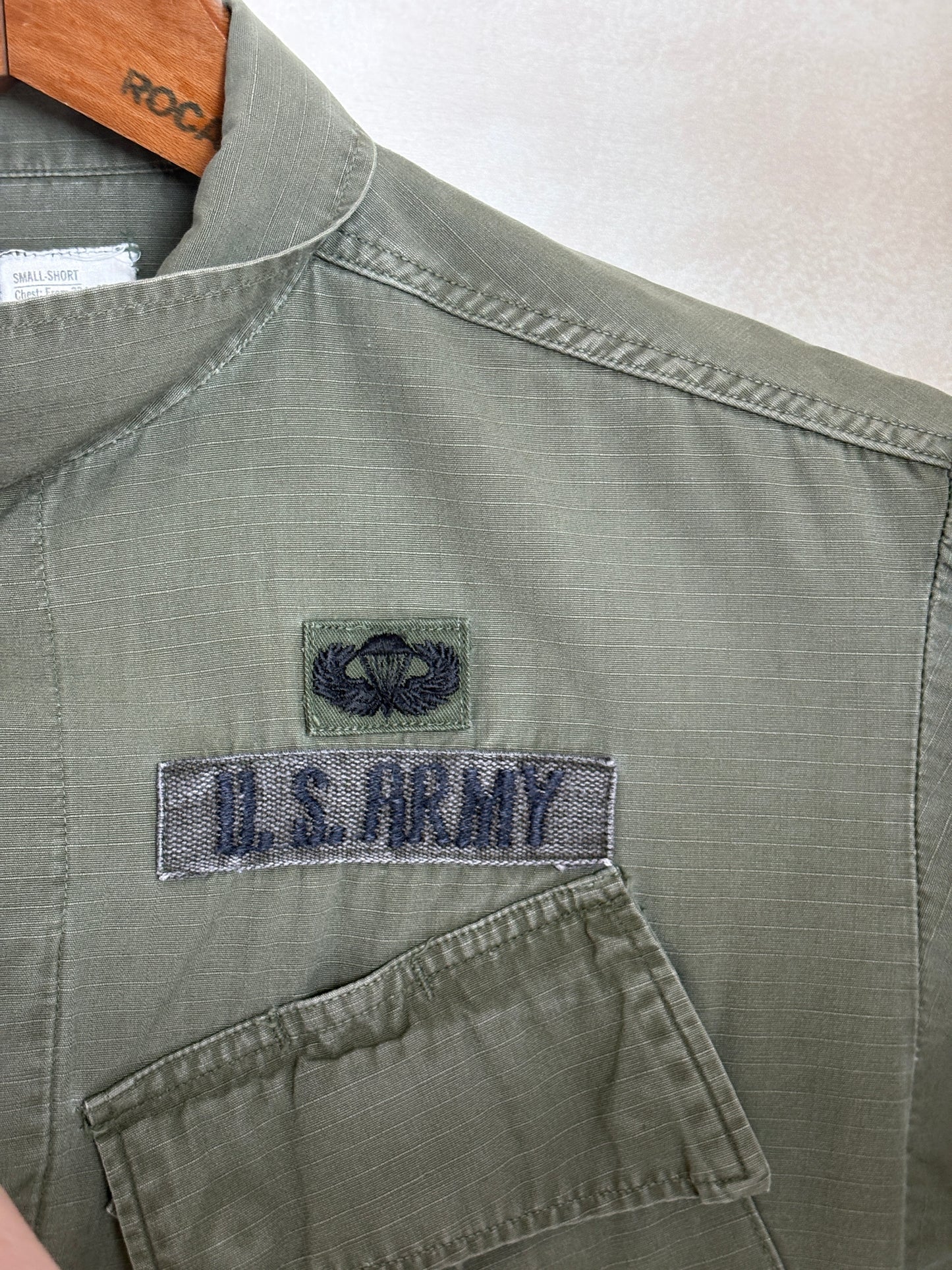 Small Short. Authentic 1970 US Army Vintage Vietnam jungle jacket.