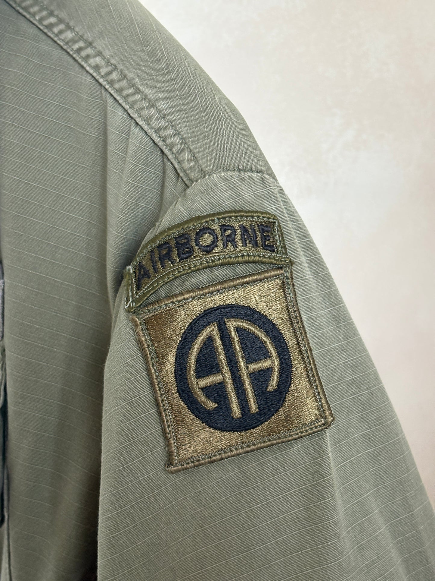 Small Short. Authentic 1970 US Army Vintage Vietnam jungle jacket.