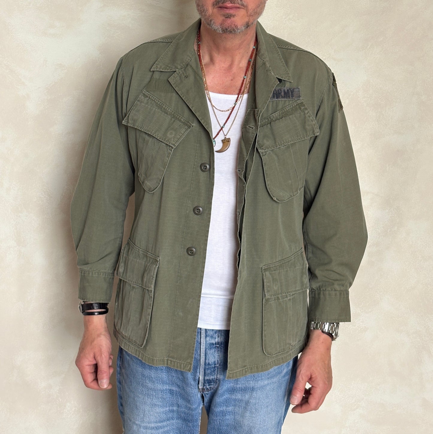 Small Short. Authentic 1970 US Army Vintage Vietnam jungle jacket.