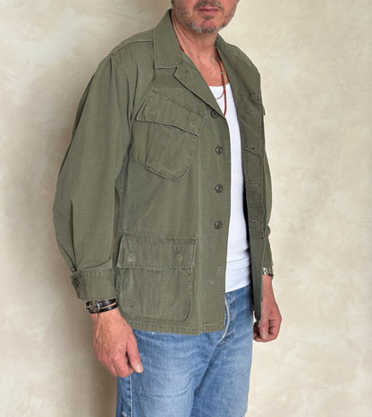 Small Short. Authentic 1970 US Army Vintage Vietnam jungle jacket.