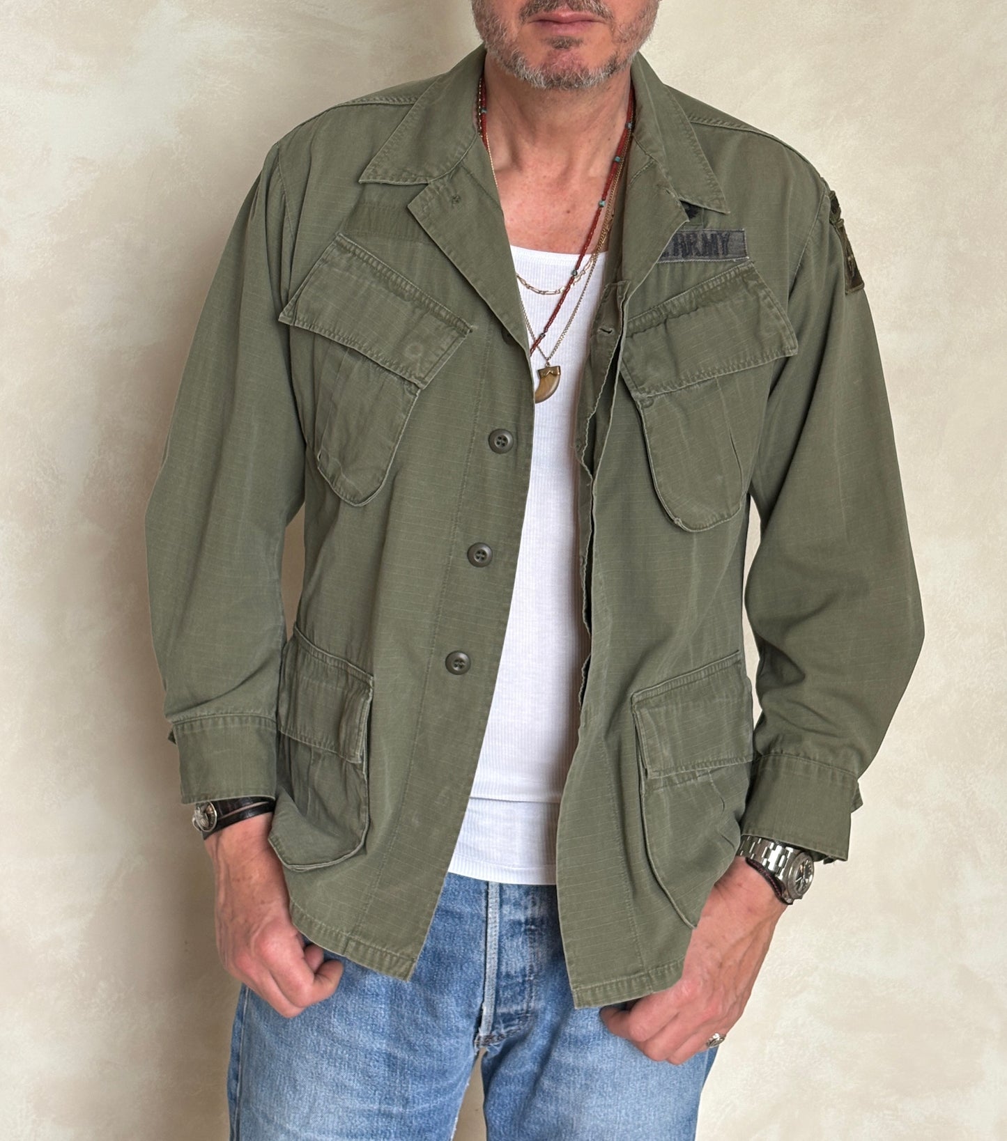 Small Short. Authentic 1970 US Army Vintage Vietnam jungle jacket.