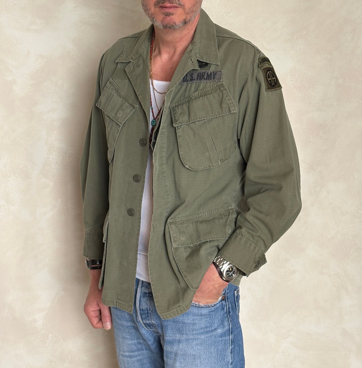 Small Short. Authentic 1970 US Army Vintage Vietnam jungle jacket.