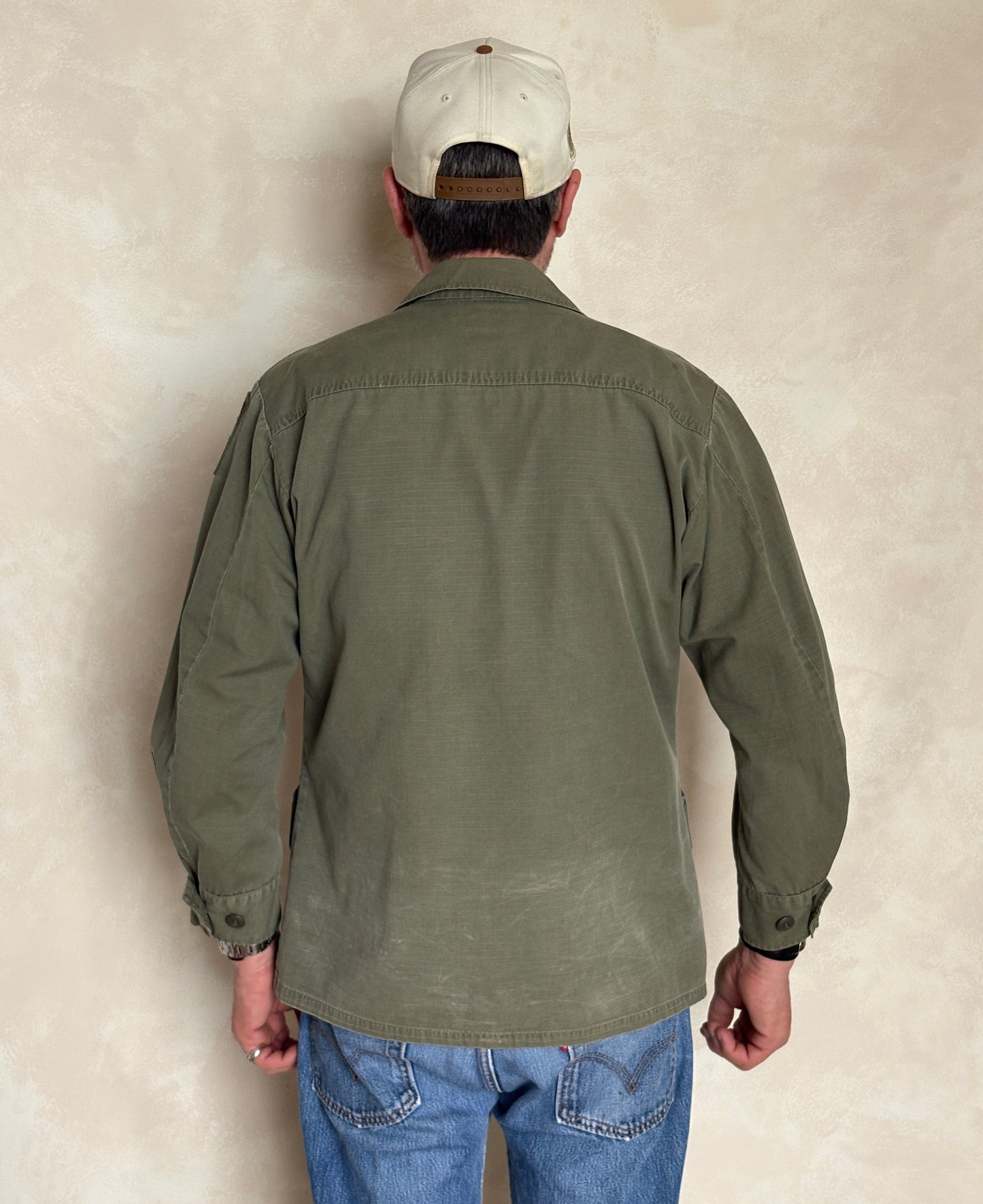 Small Short. Authentic 1970 US Army Vintage Vietnam jungle jacket.