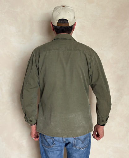 Small Short. Authentic 1970 US Army Vintage Vietnam jungle jacket.