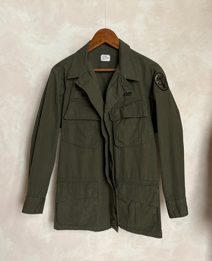 Med Short. Authentic 1970 US Army Vintage Vietnam jungle jacket.
