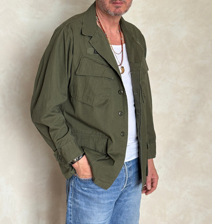 Med Short. Authentic 1970 US Army Vintage Vietnam jungle jacket.