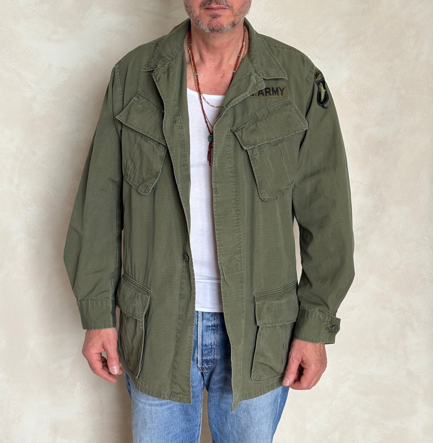 Med Long. Authentic 1969 101st Airborne US Army Vintage Vietnam jungle jacket.