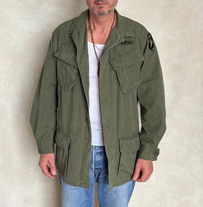 Med Long. Authentic 1969 101st Airborne US Army Vintage Vietnam jungle jacket.