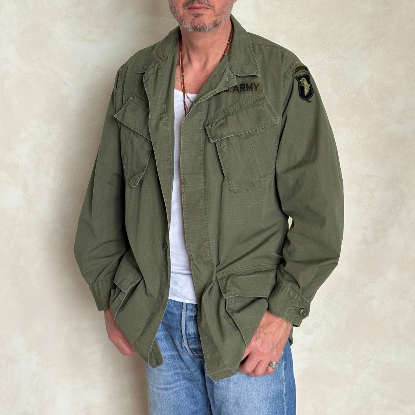 Med Long. Authentic 1969 101st Airborne US Army Vintage Vietnam jungle jacket.