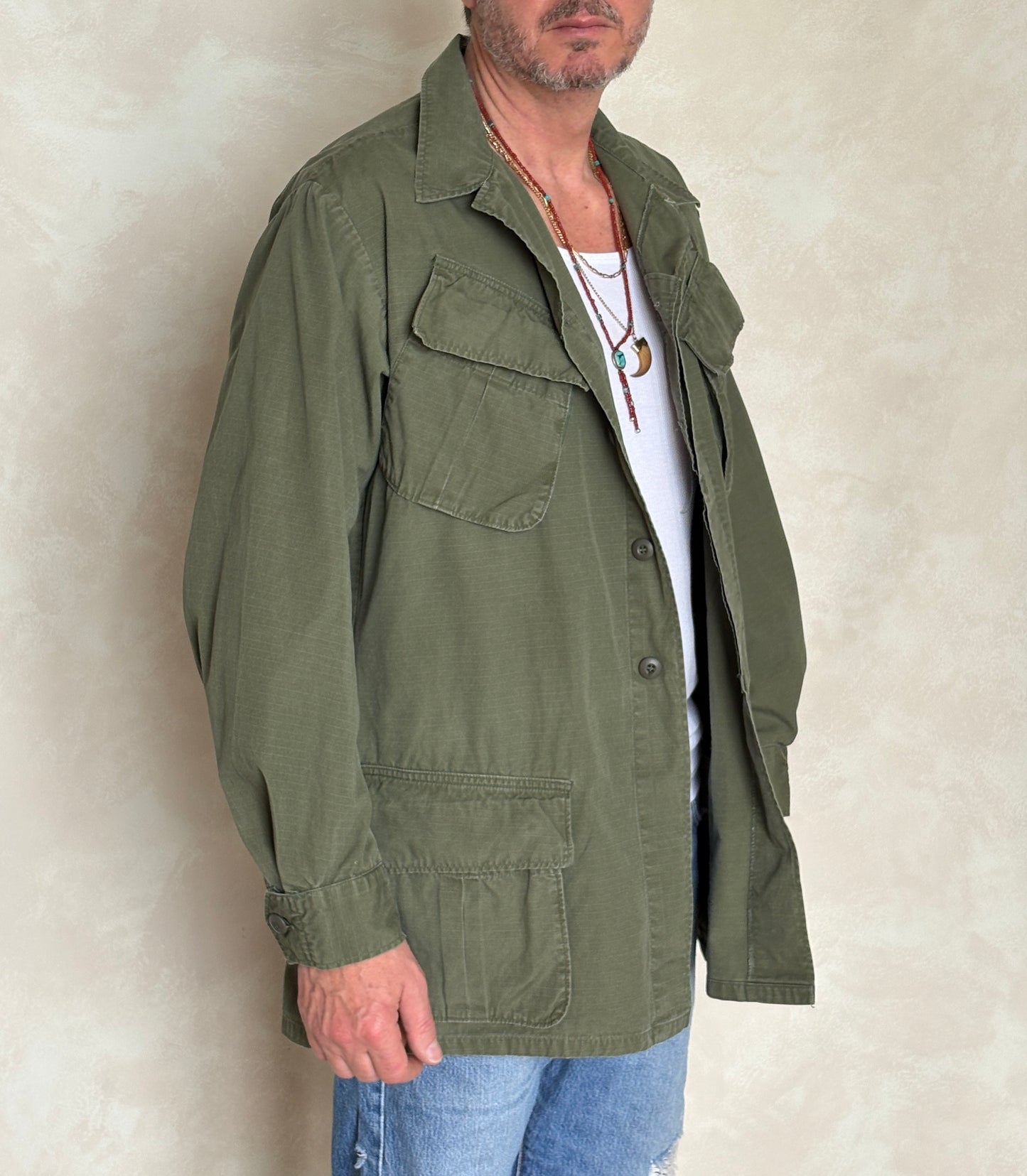 Med Long. Authentic 1969 101st Airborne US Army Vintage Vietnam jungle jacket.