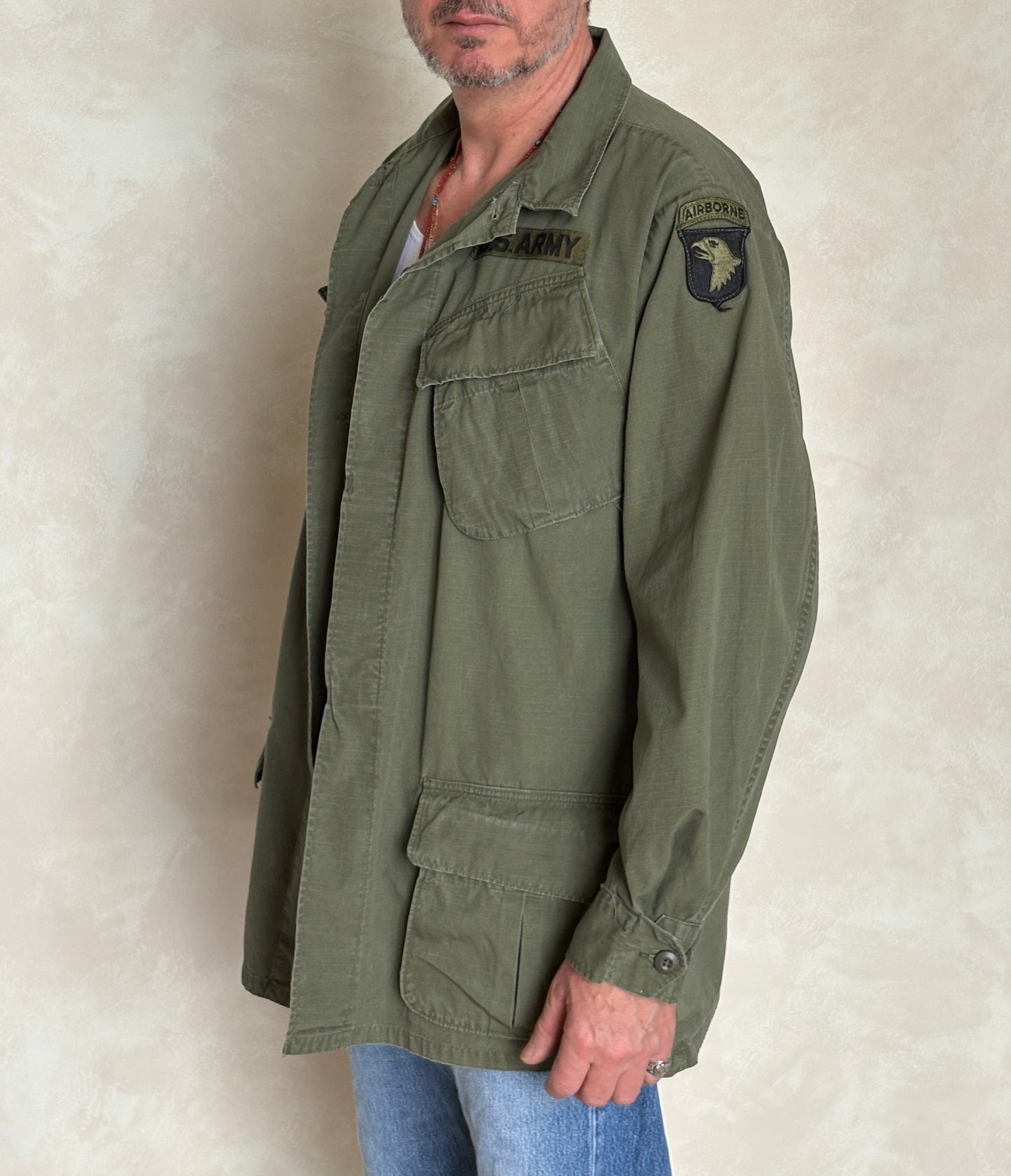 Med Long. Authentic 1969 101st Airborne US Army Vintage Vietnam jungle jacket.