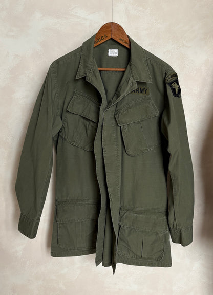 Med Long. Authentic 1969 101st Airborne US Army Vintage Vietnam jungle jacket.