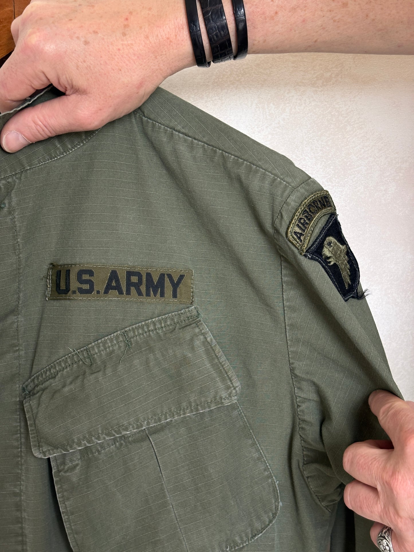 Med Long. Authentic 1969 101st Airborne US Army Vintage Vietnam jungle jacket.