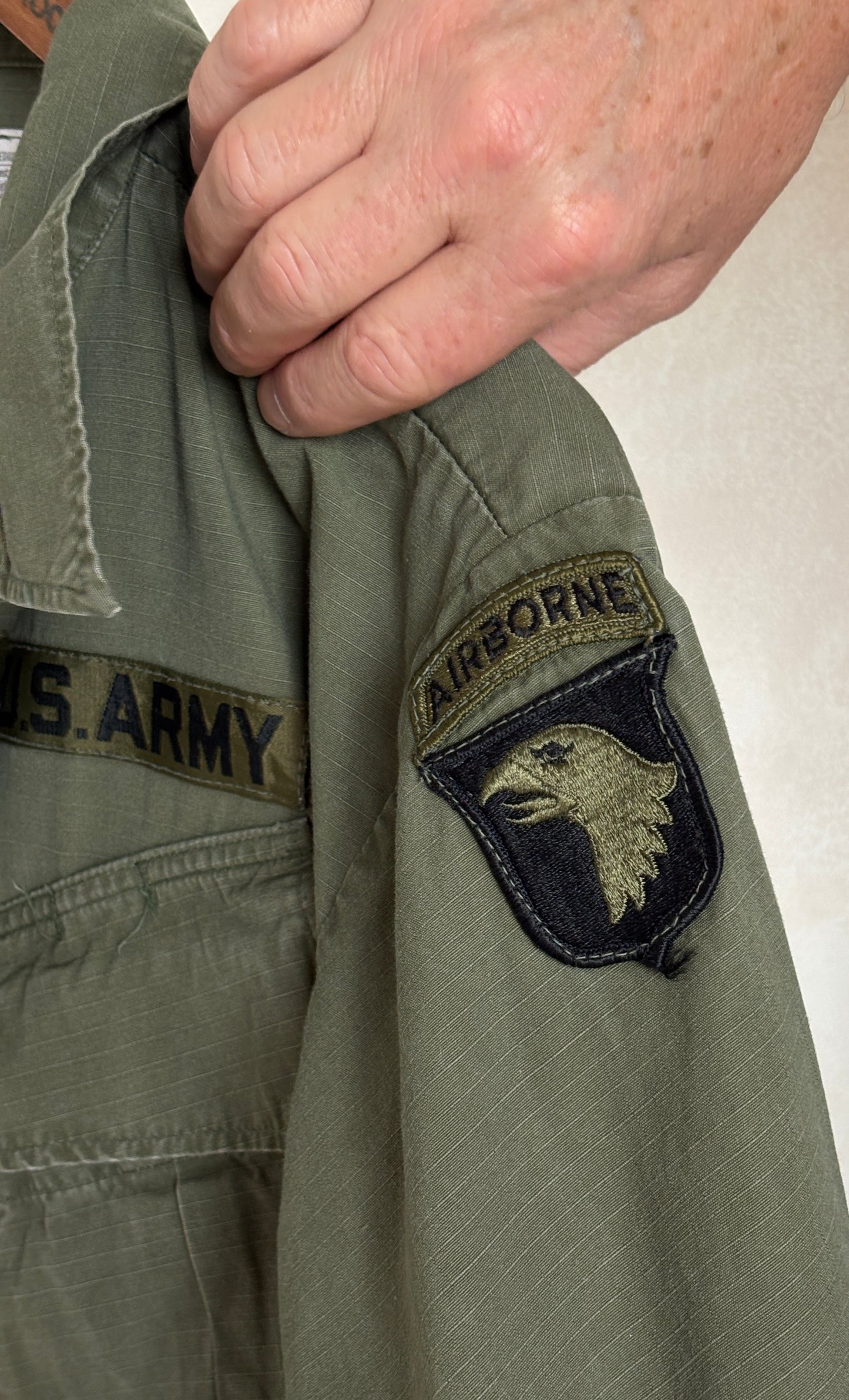 Med Long. Authentic 1969 101st Airborne US Army Vintage Vietnam jungle jacket.
