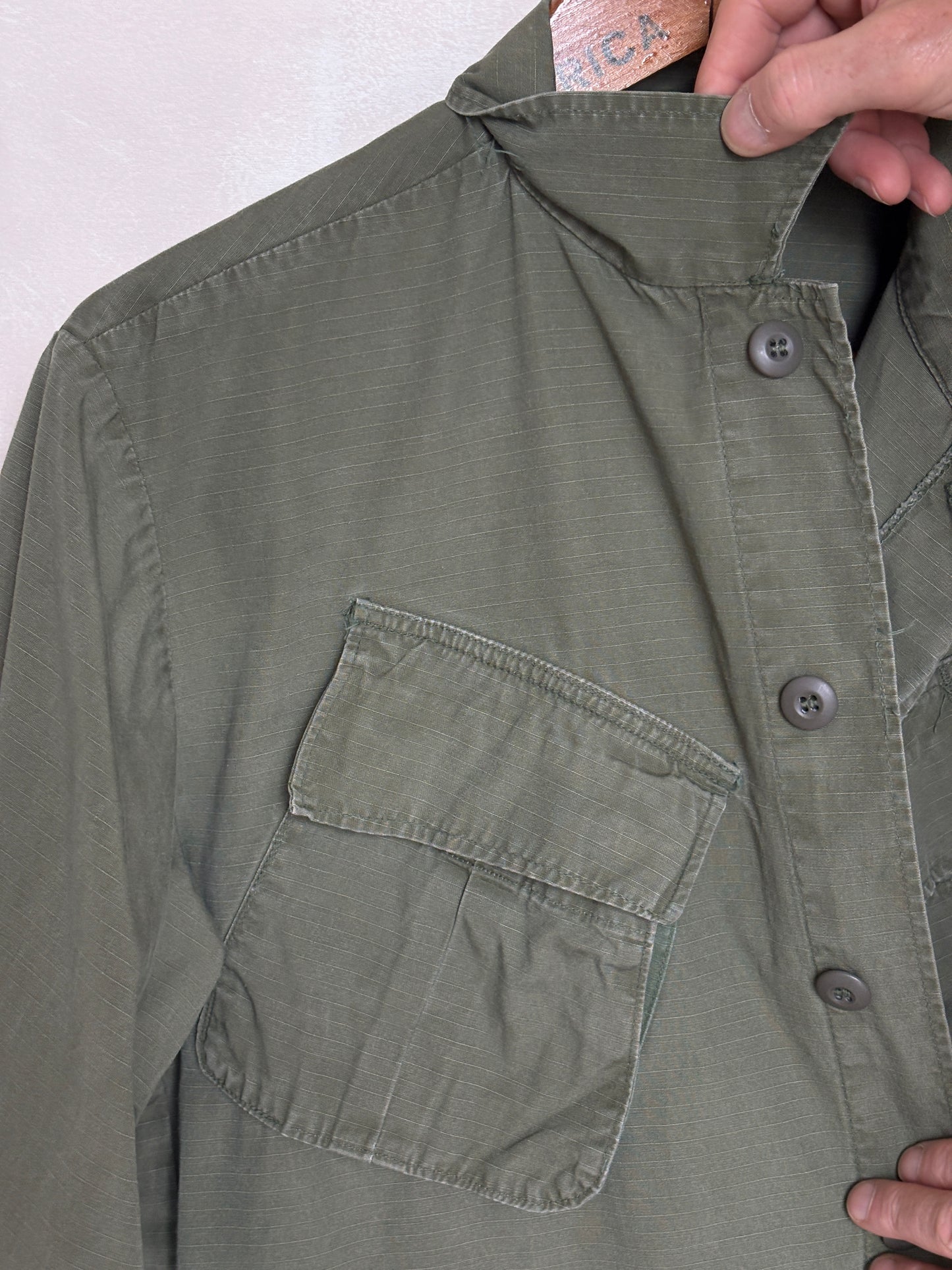 Med Long. Authentic 1969 101st Airborne US Army Vintage Vietnam jungle jacket.