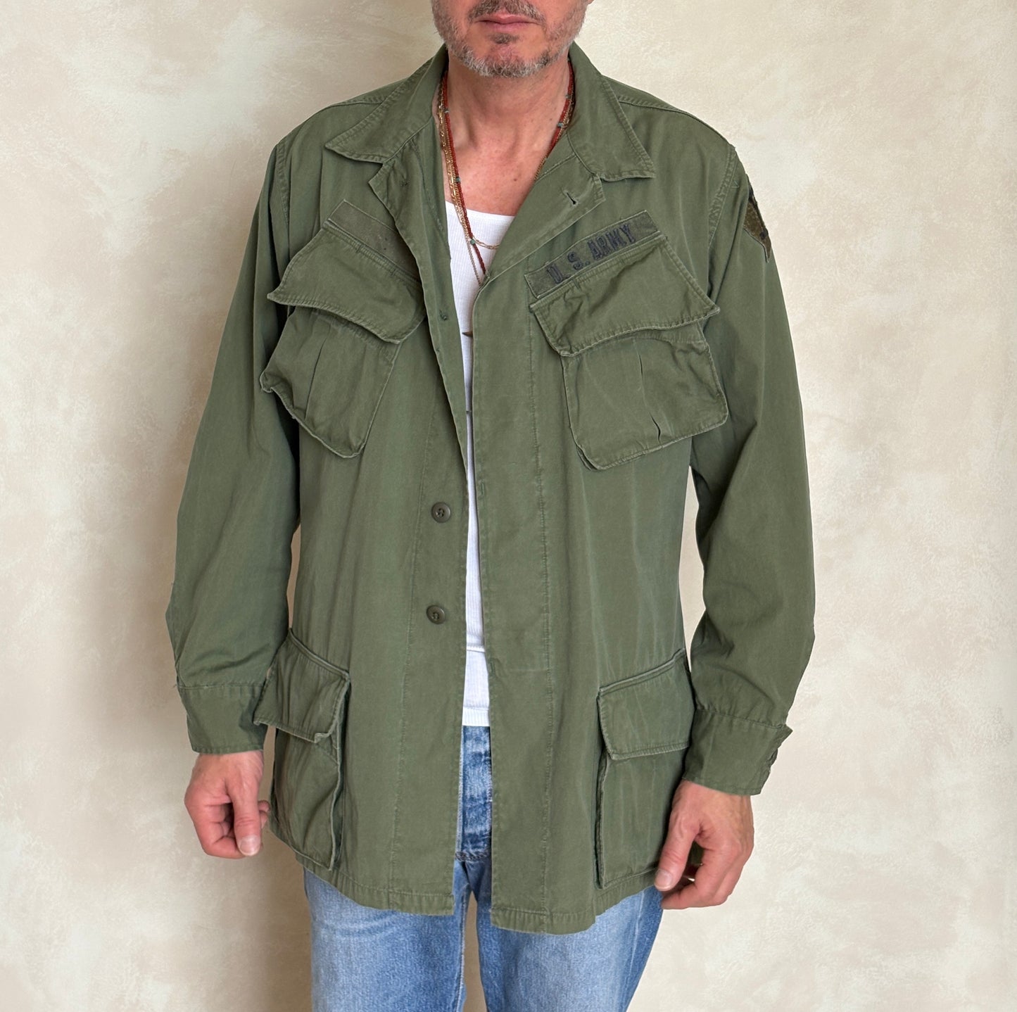 Med Long. Authentic 26th Infantry Division -Yankee Division- 1966 US Army Vintage Vietnam jungle jacket.