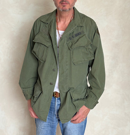 Med Long. Authentic 26th Infantry Division -Yankee Division- 1966 US Army Vintage Vietnam jungle jacket.