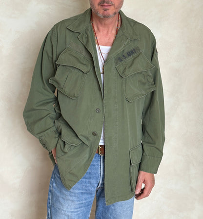 Med Long. Authentic 26th Infantry Division -Yankee Division- 1966 US Army Vintage Vietnam jungle jacket.