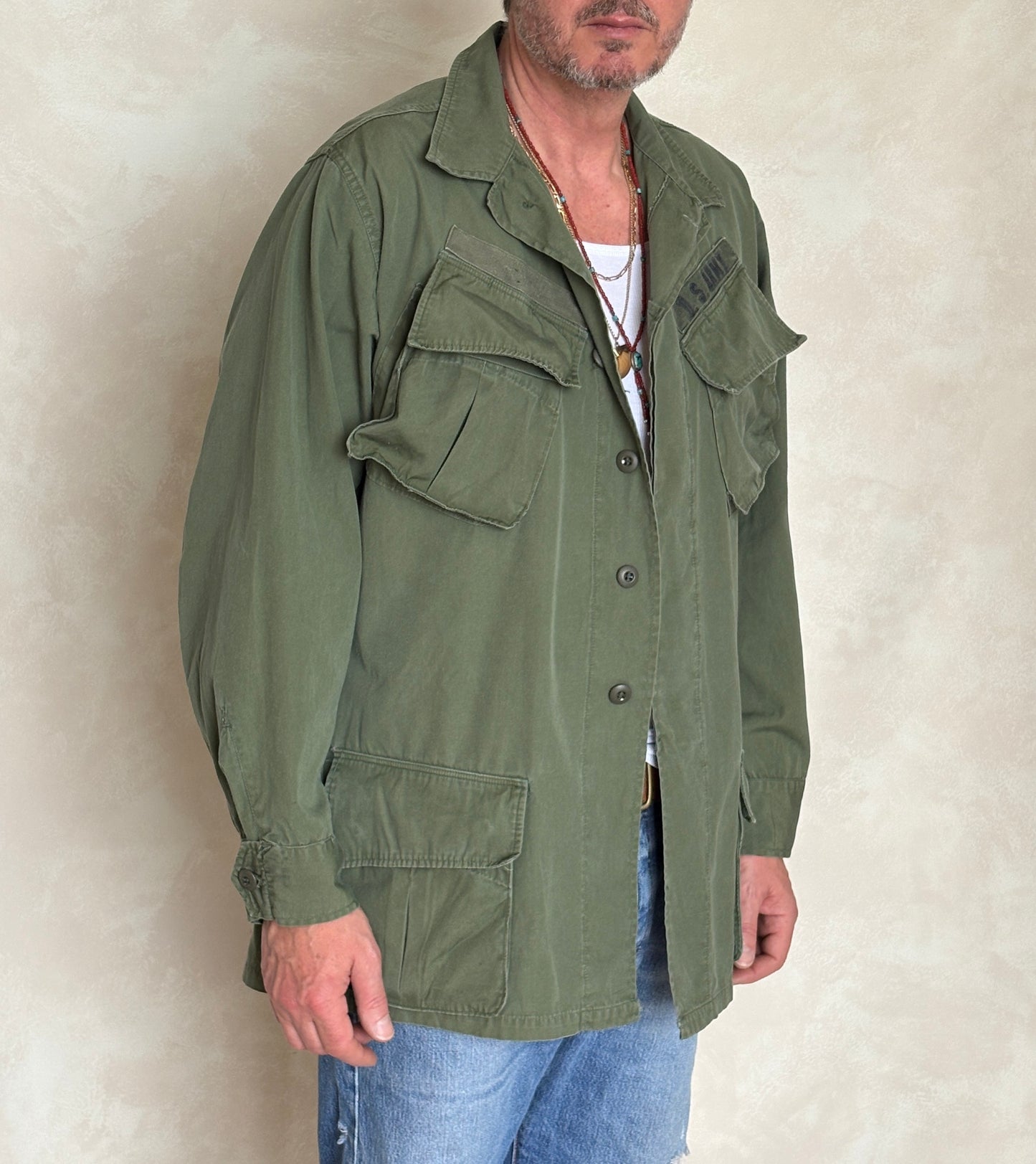 Med Long. Authentic 26th Infantry Division -Yankee Division- 1966 US Army Vintage Vietnam jungle jacket.