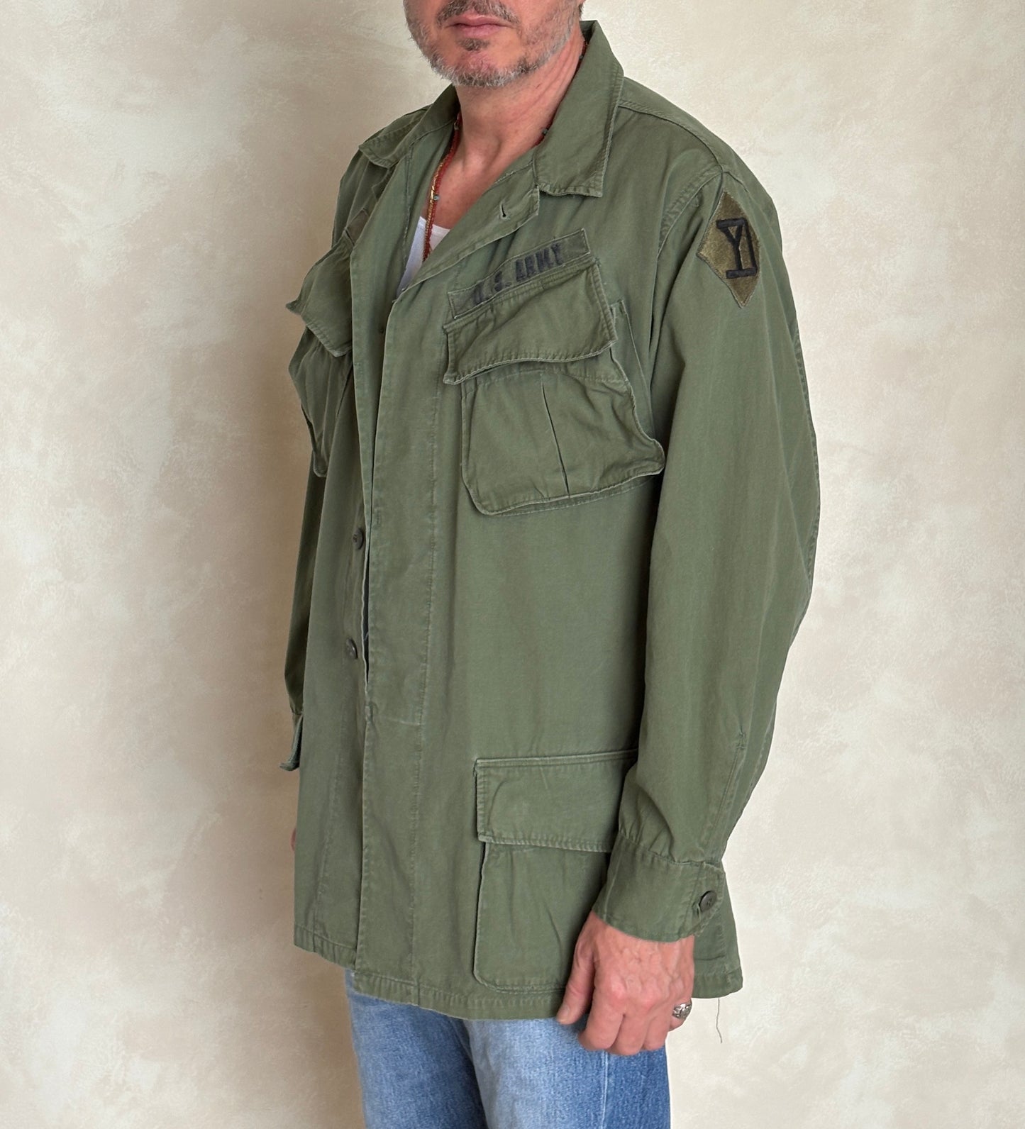 Med Long. Authentic 26th Infantry Division -Yankee Division- 1966 US Army Vintage Vietnam jungle jacket.