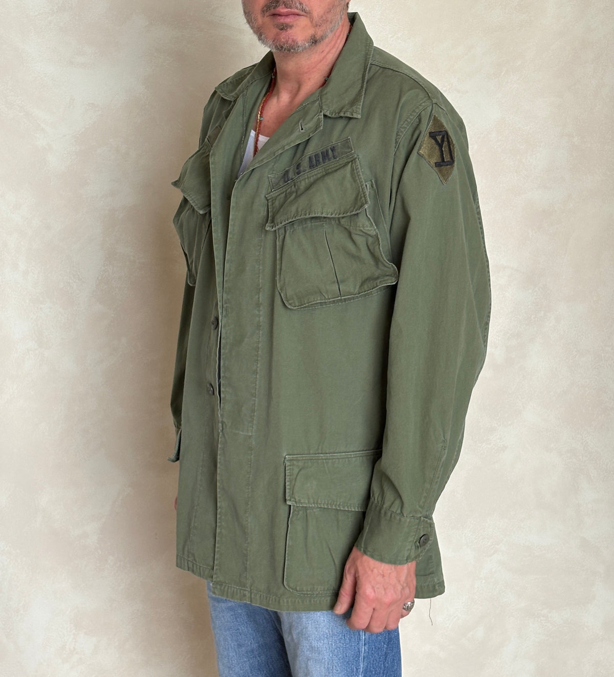 Med Long. Authentic 26th Infantry Division -Yankee Division- 1966 US Army Vintage Vietnam jungle jacket.-AJ357 Studio