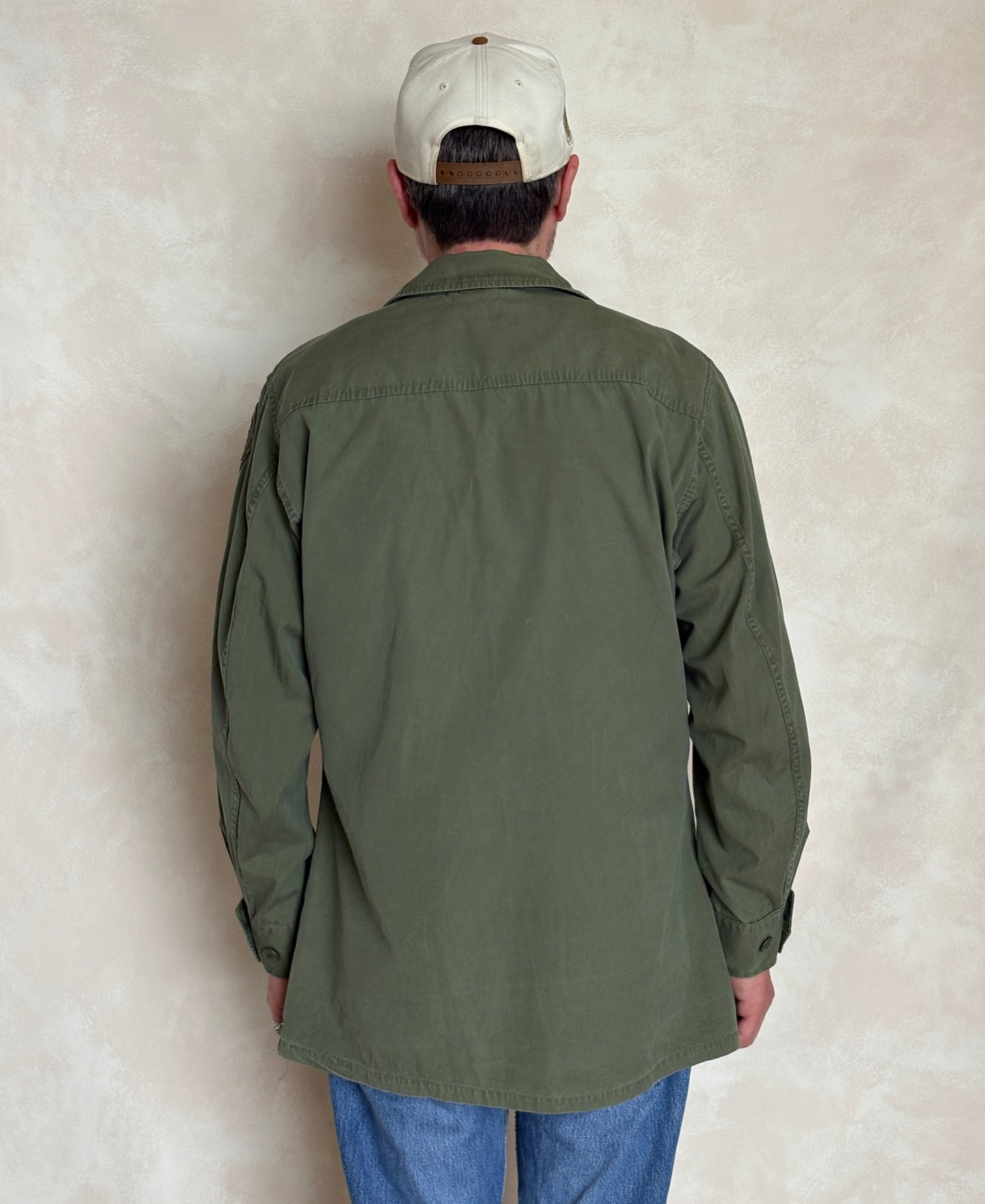 Med Long. Authentic 26th Infantry Division -Yankee Division- 1966 US Army Vintage Vietnam jungle jacket.