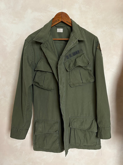Med Long. Authentic 26th Infantry Division -Yankee Division- 1966 US Army Vintage Vietnam jungle jacket.