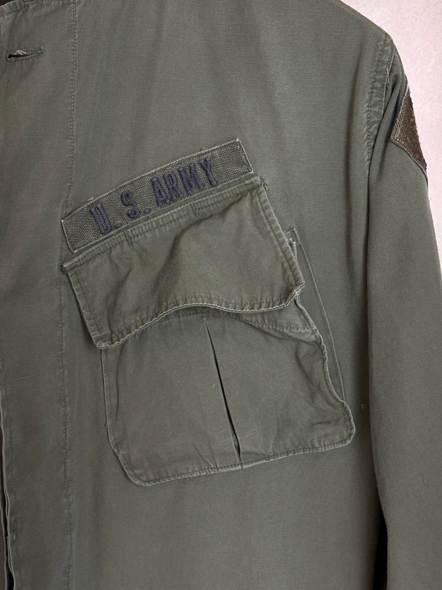 Med Long. Authentic 26th Infantry Division -Yankee Division- 1966 US Army Vintage Vietnam jungle jacket.